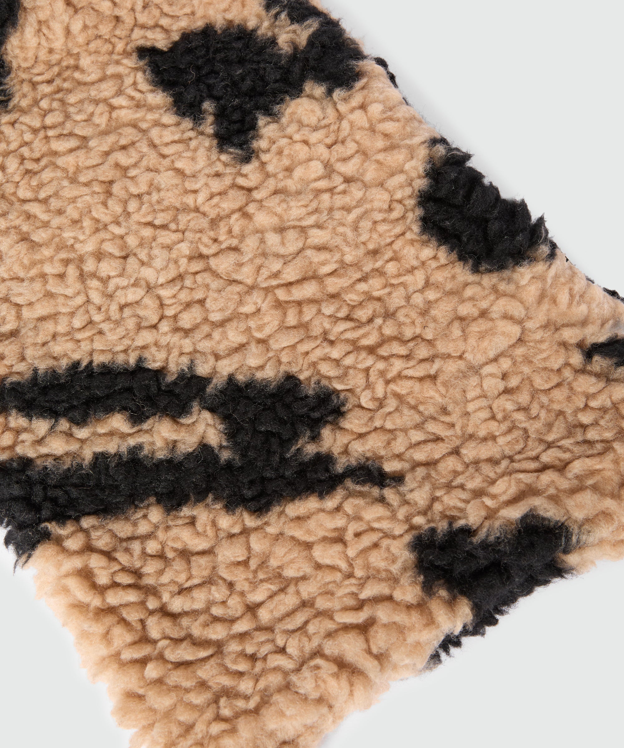 Beige maxi teddy scarf with "Follow the Rabbit®" motif - Image 2