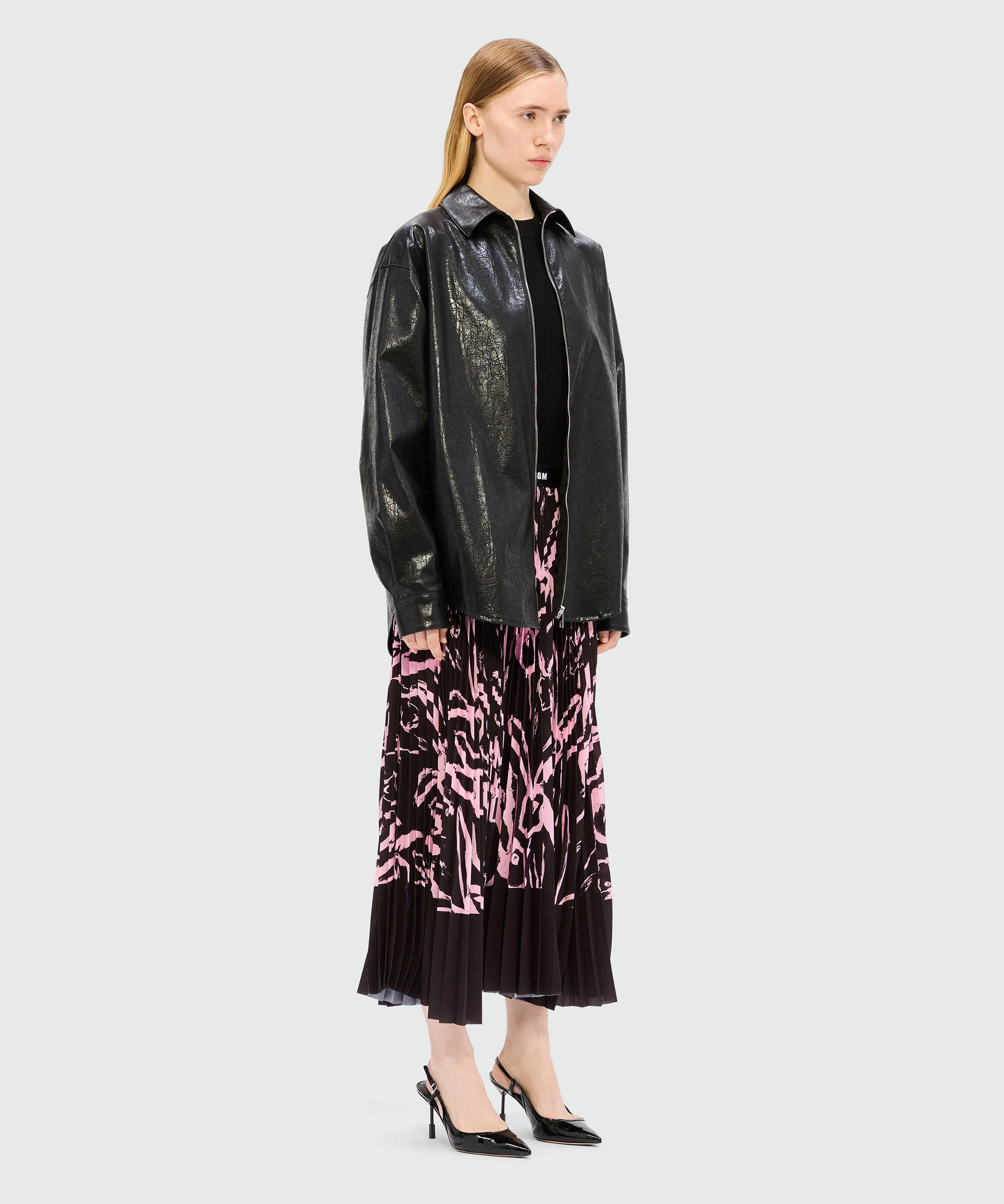 Black pleated midi skirt with "Sketched Bunnies" print - Image 4