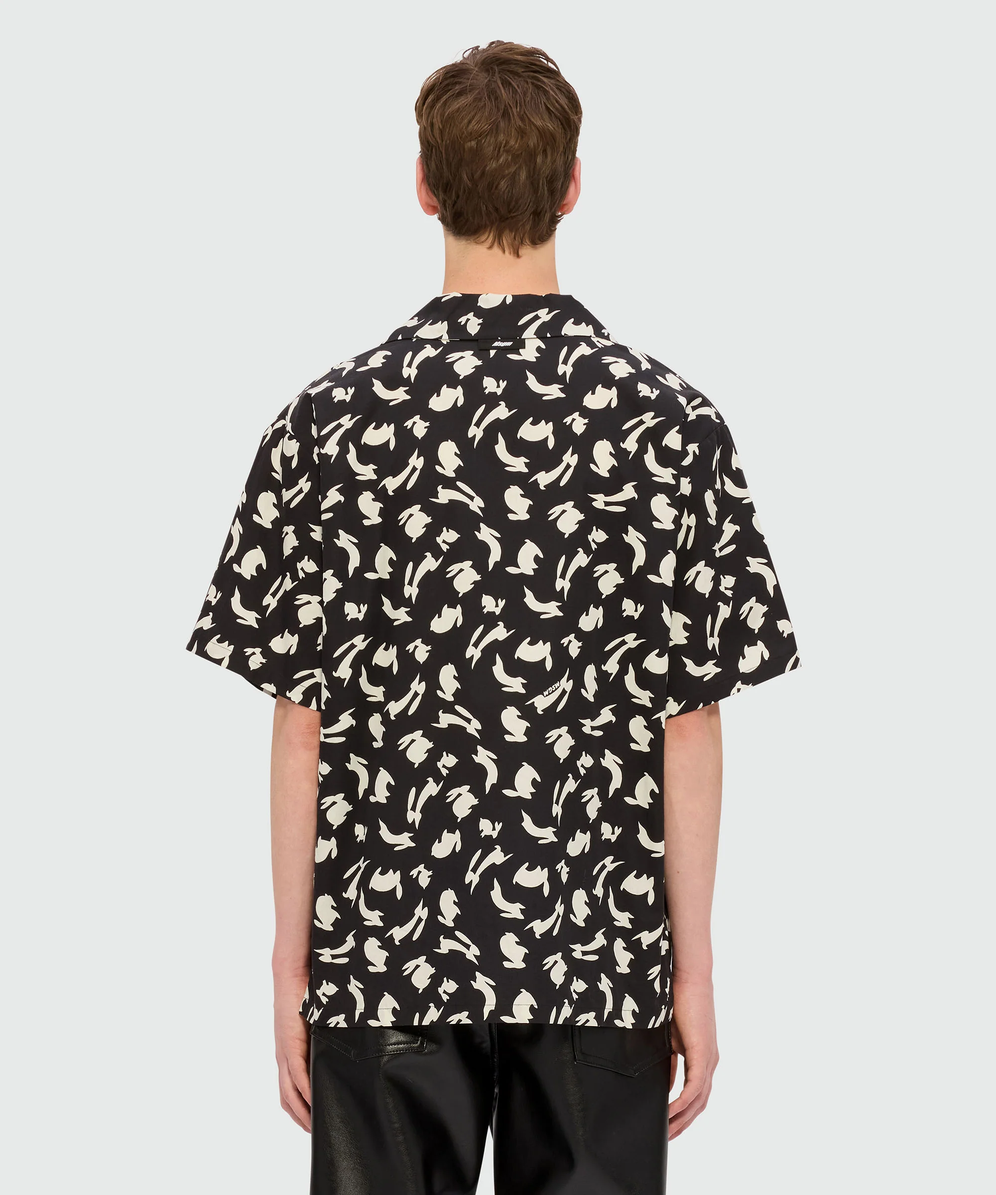 Black poplin bowling shirt with "Follow the Rabbit®" print - Image 3