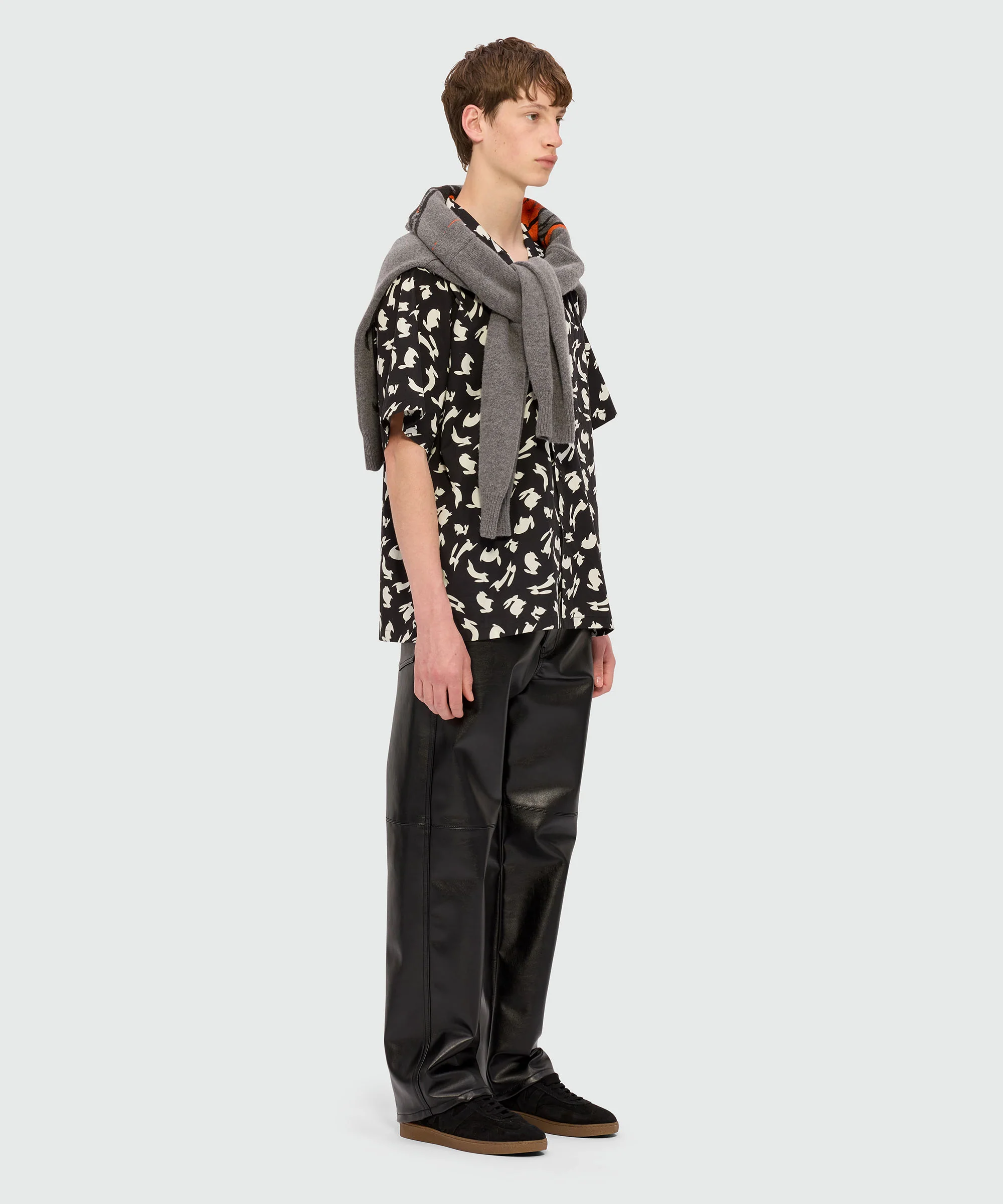 Black poplin bowling shirt with "Follow the Rabbit®" print - Image 4