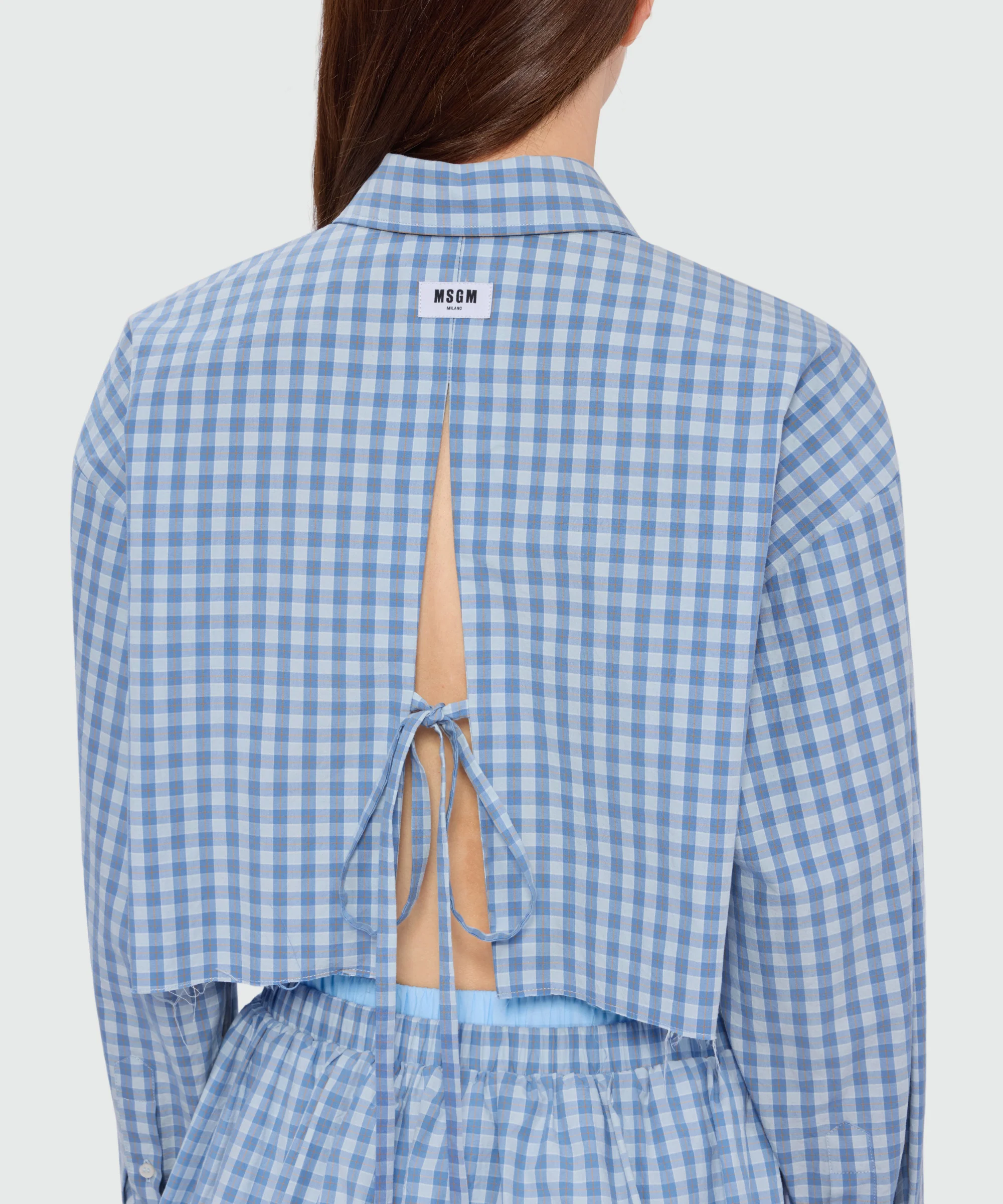 Light blue cropped cotton micro-check shirt with back opening - Image 5